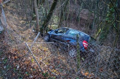 Stuttgart-Sued: PKW kommt von Strasse ab und stuerzt Boeschung hinunter